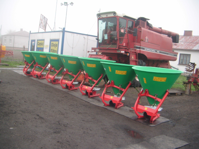 Rozsiewacz nawozu Lejek jednotarczowy poj. 500L opcja z hydraulicznym