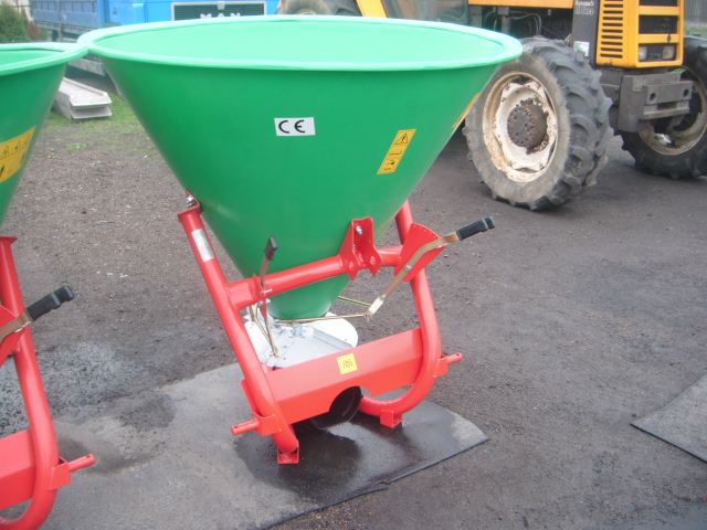 Rozsiewacz nawozu Lejek jednotarczowy poj. 500L opcja z hydraulicznym
