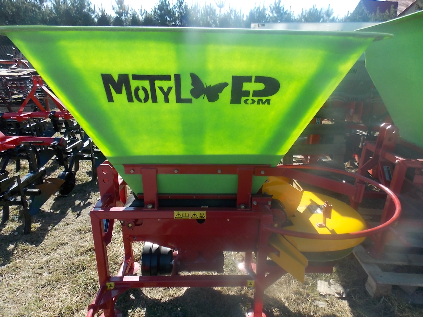 Rozsiewacz zawieszany "Motyl" N 031 M/1﻿ , 600 L