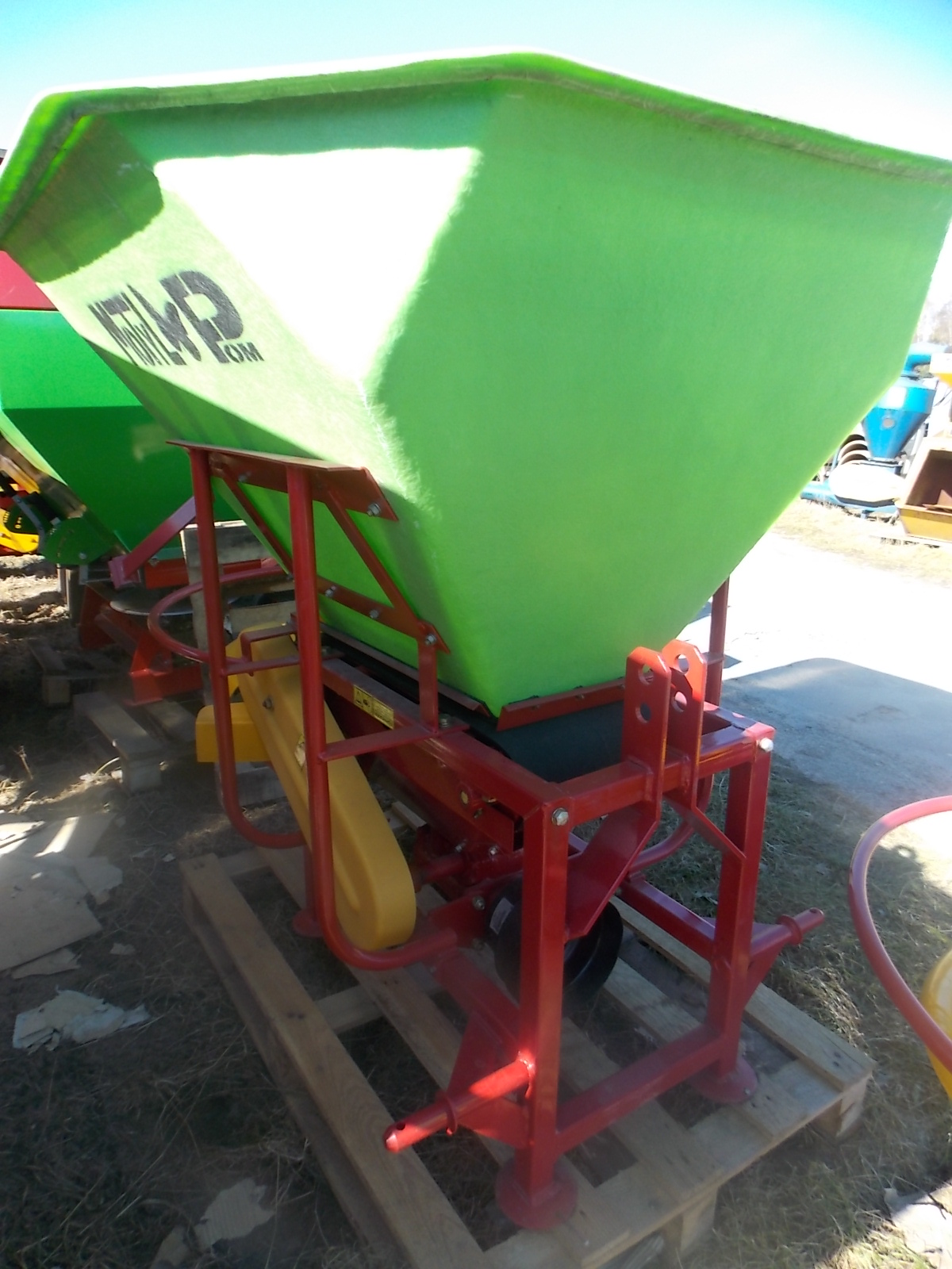 Rozsiewacz zawieszany "Motyl" N 031 M/1﻿ , 600 L